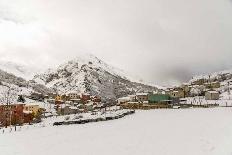 La nieve complica el tráfico en los puertos asturianos