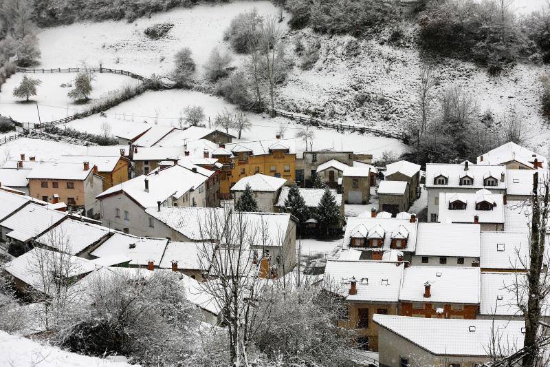 La nieve complica el tráfico en los puertos asturianos