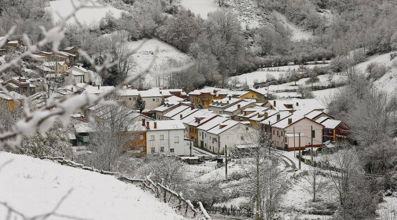 La nieve complica el tráfico en los puertos asturianos