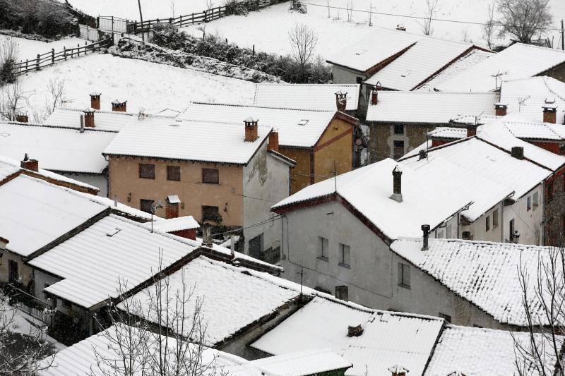 La nieve complica el tráfico en los puertos asturianos