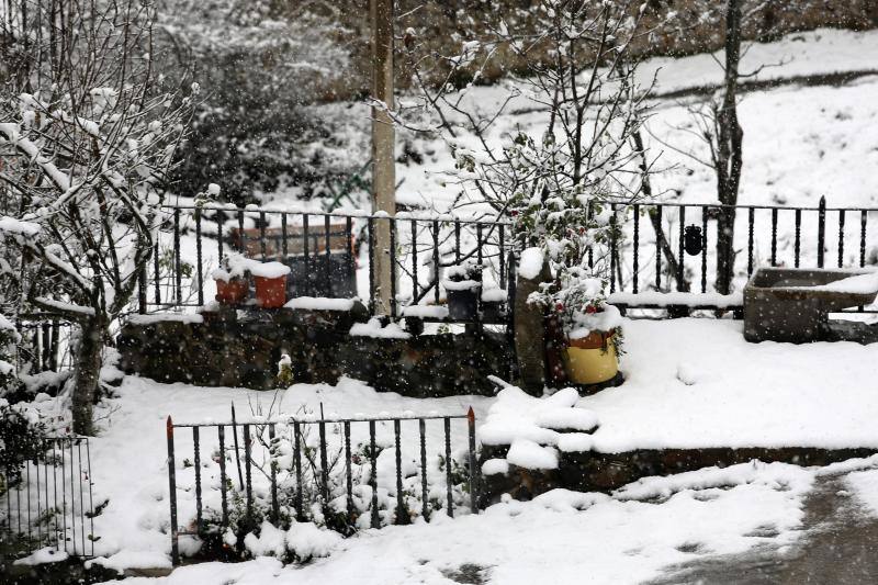 La nieve complica el tráfico en los puertos asturianos