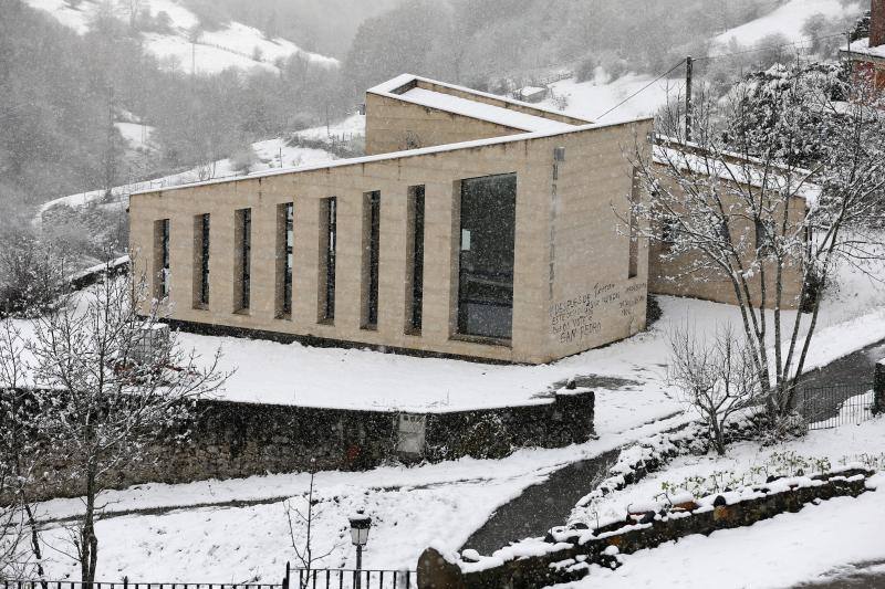 La nieve complica el tráfico en los puertos asturianos