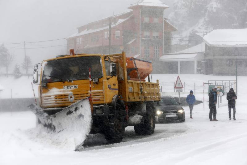 La nieve complica el tráfico en los puertos asturianos