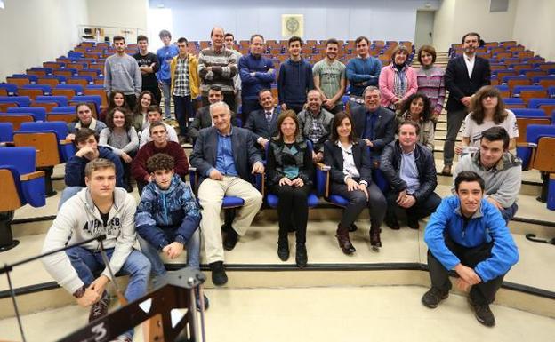 Profesores y alumnos de los centros premiados, con representación de la Escuela Politécnica y de la Universidad de Oviedo. 