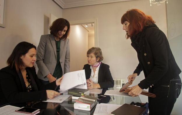 María Martín revisa la querella ante la mirada de Bárbara Román, Elena Ocejo y Rosa Cuervo, de Abogadas para la Igualdad. 