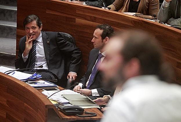 Javier Fernández observa desde su escaño a Emilio León, en primer plano, durante una intervención de éste en la Junta. 
