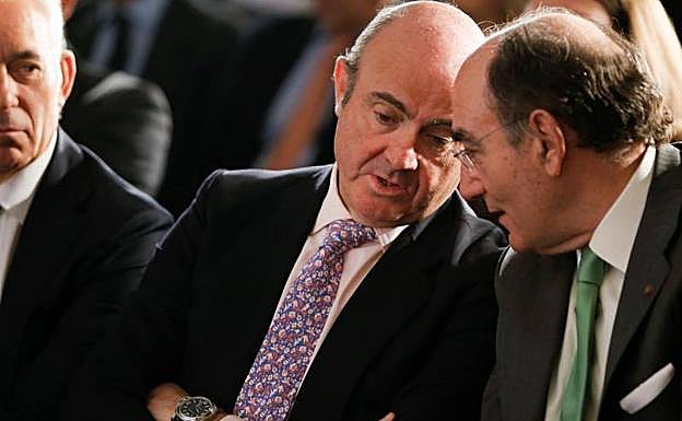 Ignacio Sánchez Galán conversa con el ministro de Economía Luis de Guindos. 