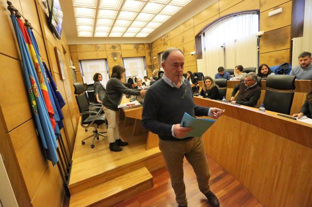 Eduardo Martínez abandonando ayer la sala, mientras Noelia Macías pasa a presidir el Pleno. 