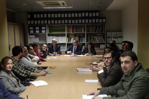 Representantes de los ayuntamientos afectados se reunieron ayer con el consejero Isaac Pola. 