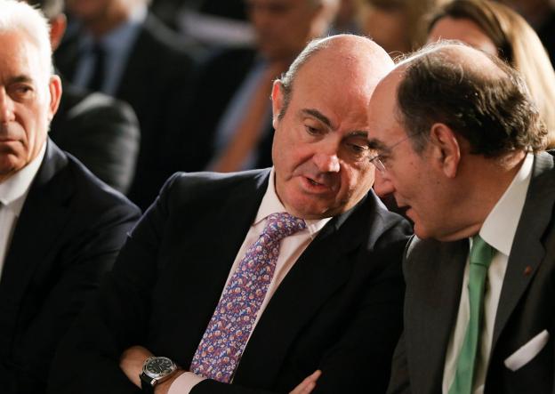 El ministro de Economía, Luis de Guindos, charló ayer con Ignacio Sánchez Galán. 