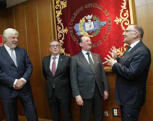 Los consejeros José Manuel Baltar y Francisco del Busto, junto a los médicos Alejandro Braña y Andrés Íñiguez. :: LORENZANA