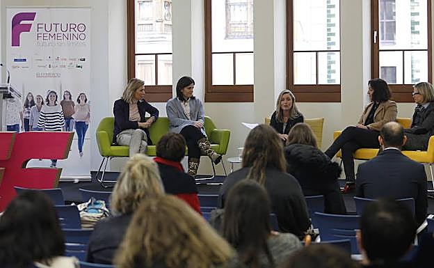 Una de las mesas redondas de la jornada con Mar Cohnen, Bárbara Alonso, Leticia Álvarez, Rosa Belmonte y Charo Carrera. 