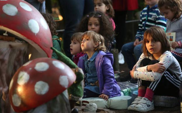 Niños en la jornada de puertas abiertas en el Jardín Botánico por Navidad en 2015.