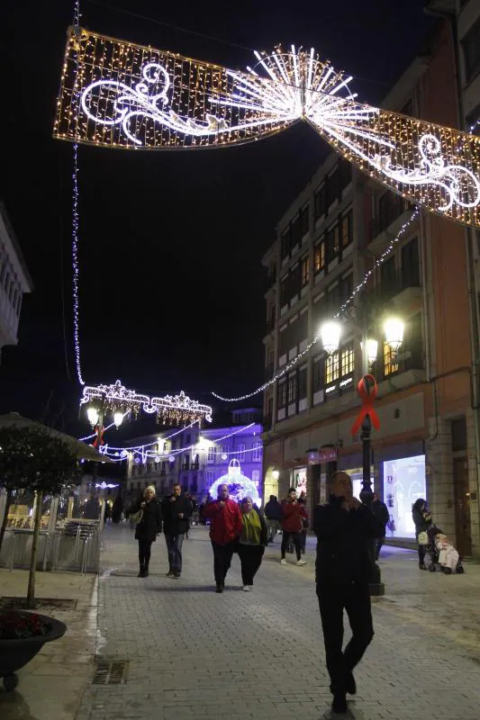 Avilés enciende la iluminación navideña con una gran bola luminosa en El Parche como principal novedad.