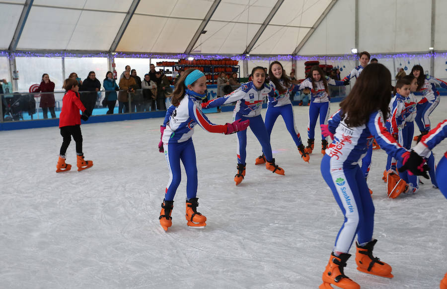 La puesta en marcha de la pista de hielo y el mercadillo del Paseo de Begoña dan inicio al programa navideño de la ciudad