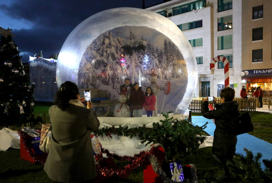 La puesta en marcha de la pista de hielo y el mercadillo del Paseo de Begoña dan inicio al programa navideño de la ciudad