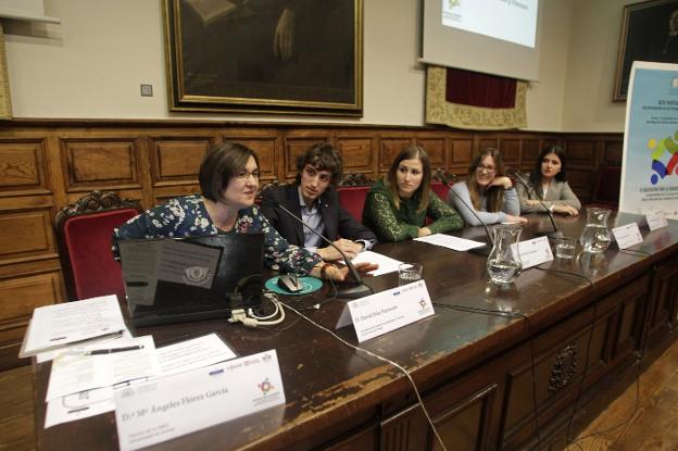 Marián Flórez, David Díaz, Alicia Pérez, Sara Roces y Marta Rodríguez, interviniendo en el II Encuentro por la diversidad. 