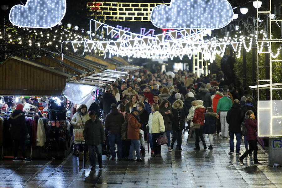 La pista de hielo, la exposición de Titanic y el carrusel intalado en el Paseo de Begoña atrae a los gijoneses a salir a pesar del frío