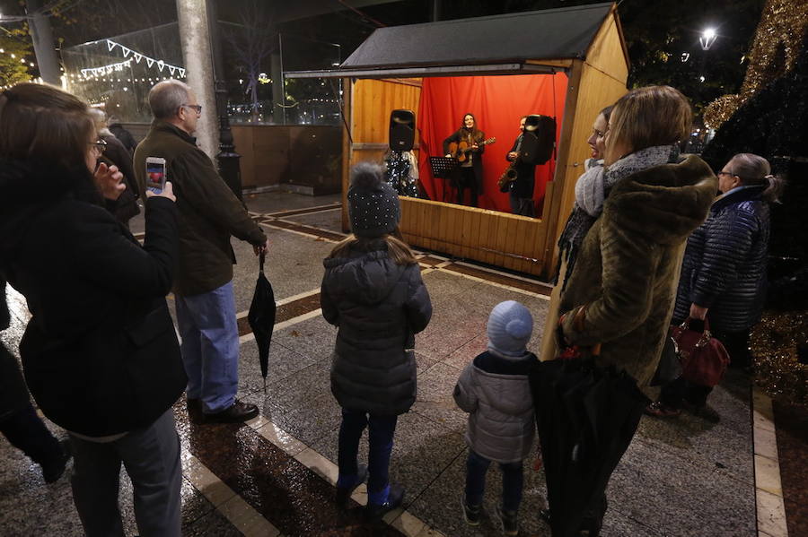 La pista de hielo, la exposición de Titanic y el carrusel intalado en el Paseo de Begoña atrae a los gijoneses a salir a pesar del frío