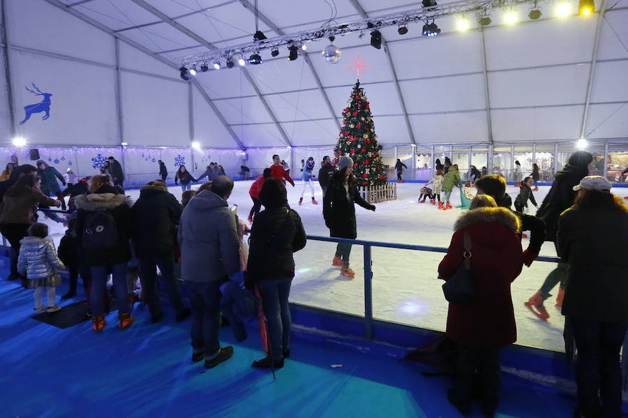 La pista de hielo, la exposición de Titanic y el carrusel intalado en el Paseo de Begoña atrae a los gijoneses a salir a pesar del frío