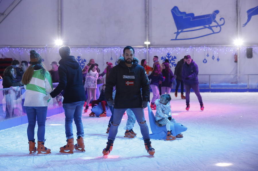 La pista de hielo, la exposición de Titanic y el carrusel intalado en el Paseo de Begoña atrae a los gijoneses a salir a pesar del frío