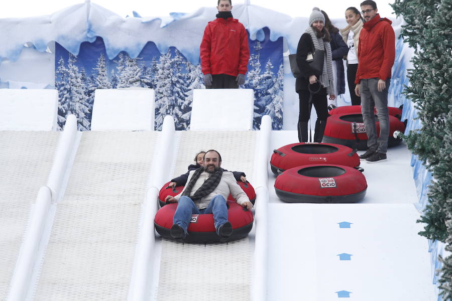 La pista de hielo, la exposición de Titanic y el carrusel intalado en el Paseo de Begoña atrae a los gijoneses a salir a pesar del frío