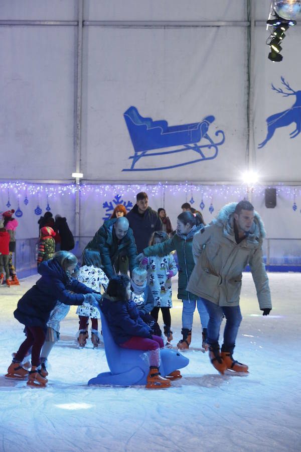 La pista de hielo, la exposición de Titanic y el carrusel intalado en el Paseo de Begoña atrae a los gijoneses a salir a pesar del frío