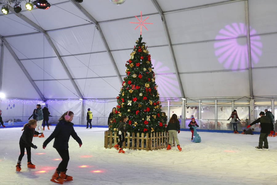 La pista de hielo, la exposición de Titanic y el carrusel intalado en el Paseo de Begoña atrae a los gijoneses a salir a pesar del frío