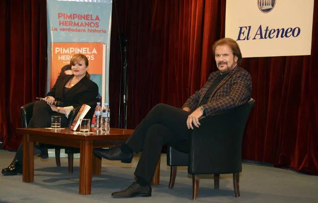 Joaquín Galán, en la actualidad y en un disco junto a su hermana.