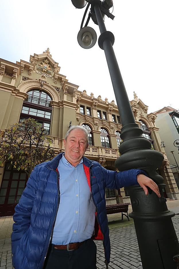Laureano Váez Rodiz, frente al Teatro Palacio Valdés. 