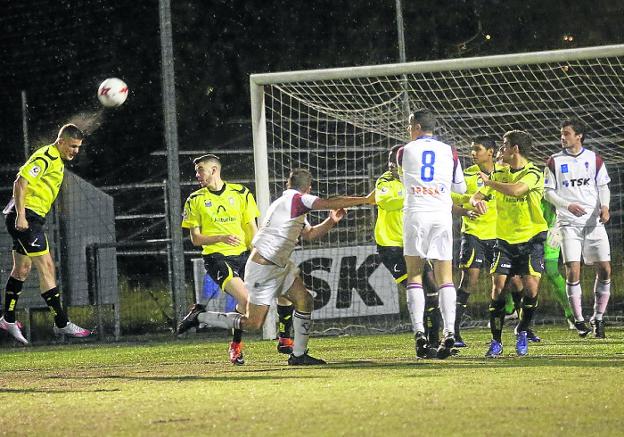 Un jugador del San Martín cabecea el balón. 