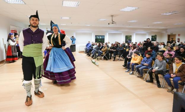 Un grupo de baile en plena actuación. Fue una jornada festiva 