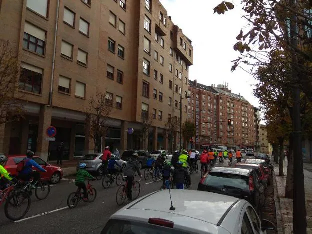 Los participantes durante uno de los tramos de la ruta 'Pedaleando hacia el Oeste'. 