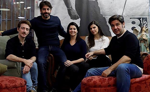 Eduardo Noriega (c.), con el equipo de 'Llueven vacas'.