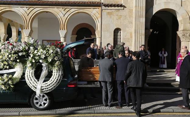 Llegada del féretro a la iglesia parroquial de Somió.