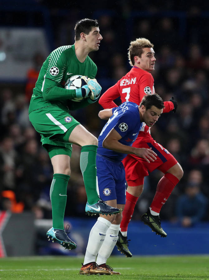 El Atlético empató en Stamford Bridge ante el Chelsea y dijo adiós a la Champions League. La Roma venció al Qarabag y los rojiblancos no ganaron, por lo que los de Simeone disputarán la Liga Europa.