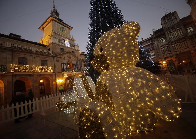 Un gran oso luminoso junto a un árbol, protagonistas de la plaza del Ayuntamiento. 