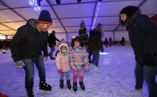 Los primeros usuarios ya han disfrutado de la pista de hielo de La Exposición.