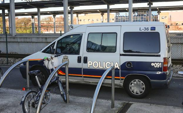 El detenido llegando a los juzgados en un furgón policial.