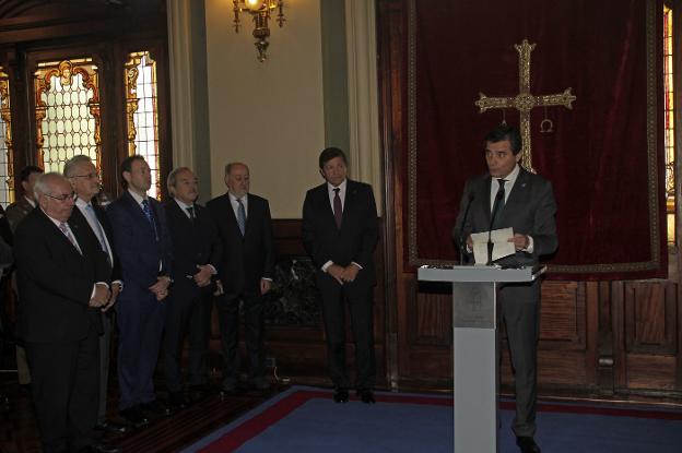 Vicente Álvarez Areces, Antonio Trevín, Guillermo Martínez, Wenceslao López, Gabino de Lorenzo y Javier Fernández, ayer en la Junta, escuchando el discurso de Pedro Sanjurjo. 