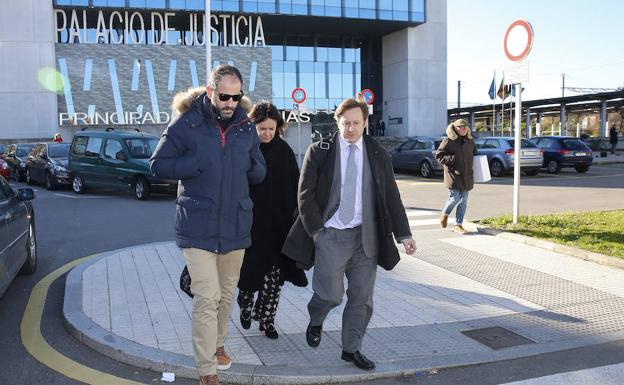 Fernando, hermano de Juan, con su mujer y su abogado, Alejo García, a la salida del juzgado. 