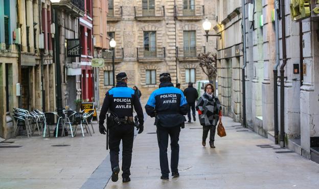 Dos agentes de la Policía Local patrullan por las calles del centro de la ciudad. 