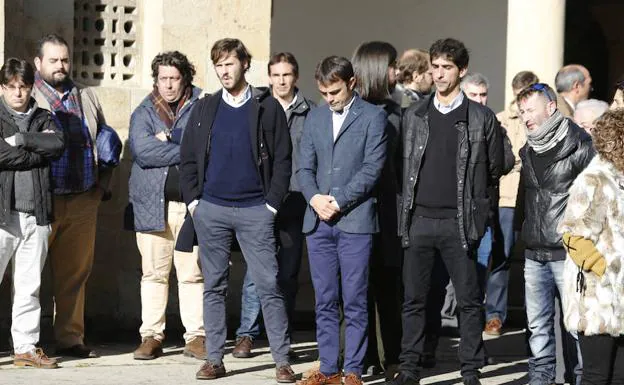 Amigos de Juan Fombona, en el funeral celebrado en San Julián de Somió. 