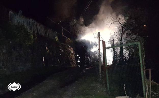 Un incendio calcina un almacén de aperos en Cangas del Narcea