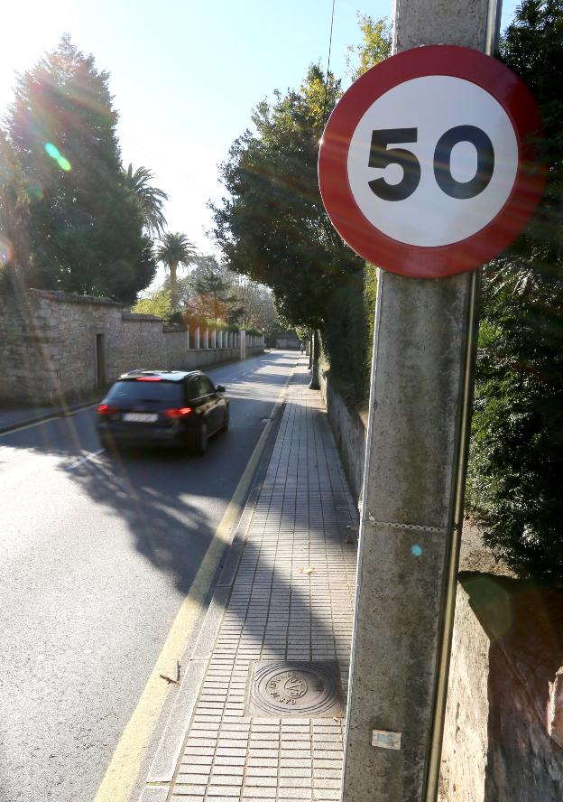 Señal de limitación de velocidad, en Dionisio Cifuentes. 