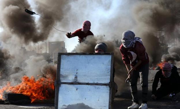 Dos muertos y más de 300 heridos en Día de la Ira contra decisión de Trump