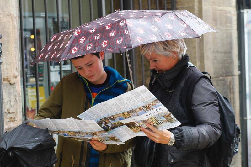 Turistas por Asturias bajo la lluvia