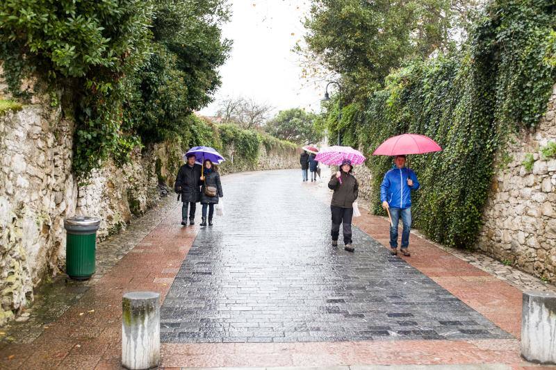 Turistas por Asturias bajo la lluvia