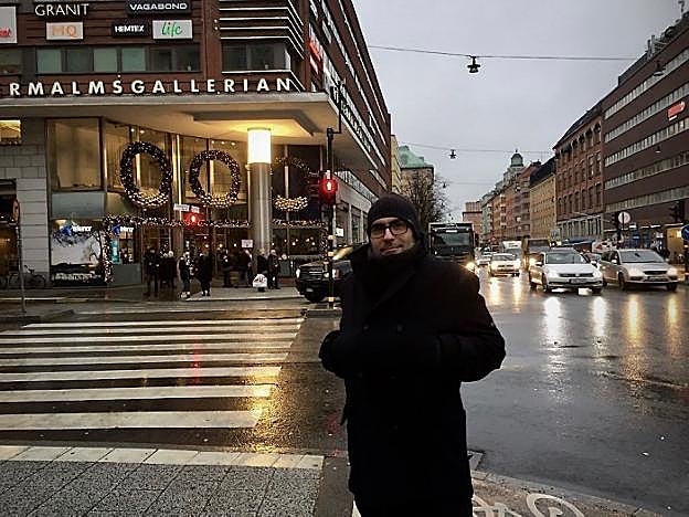 Eduardo Yagüe vive y trabaja en Estocolmo. 