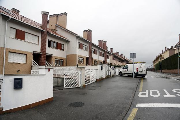 Técnicos de la compañía del gas junto a la vivienda afectada, aún con las ventanas abiertas. 